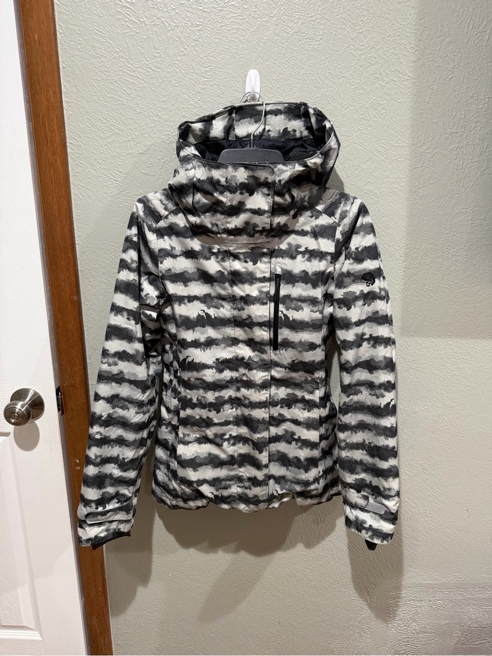 Mountain Hardwear Black & White Patterned Ski Jacket Size XS EUC Very Warm